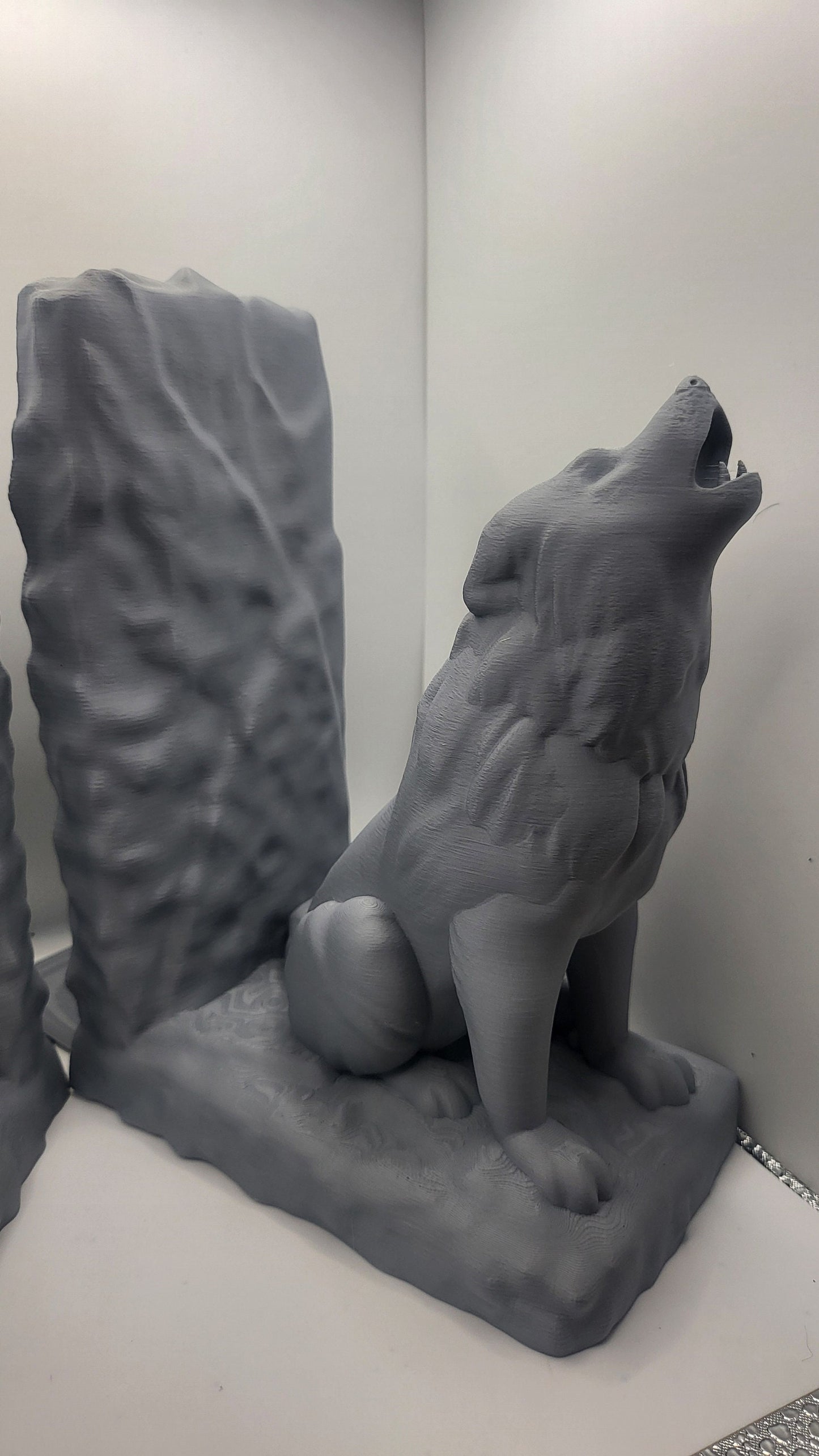 Howling Wolf Bookends (with Lip for Weight) | 3D Print