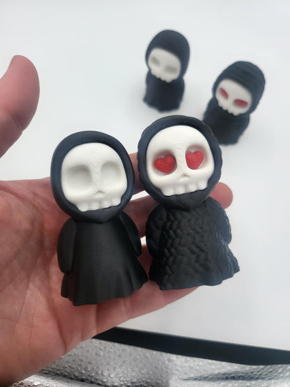 Small Reaper Desk Trinket Halloween Decoration - "Crochet" Style with Heart Eyes or Regular Reaper | 3D Print