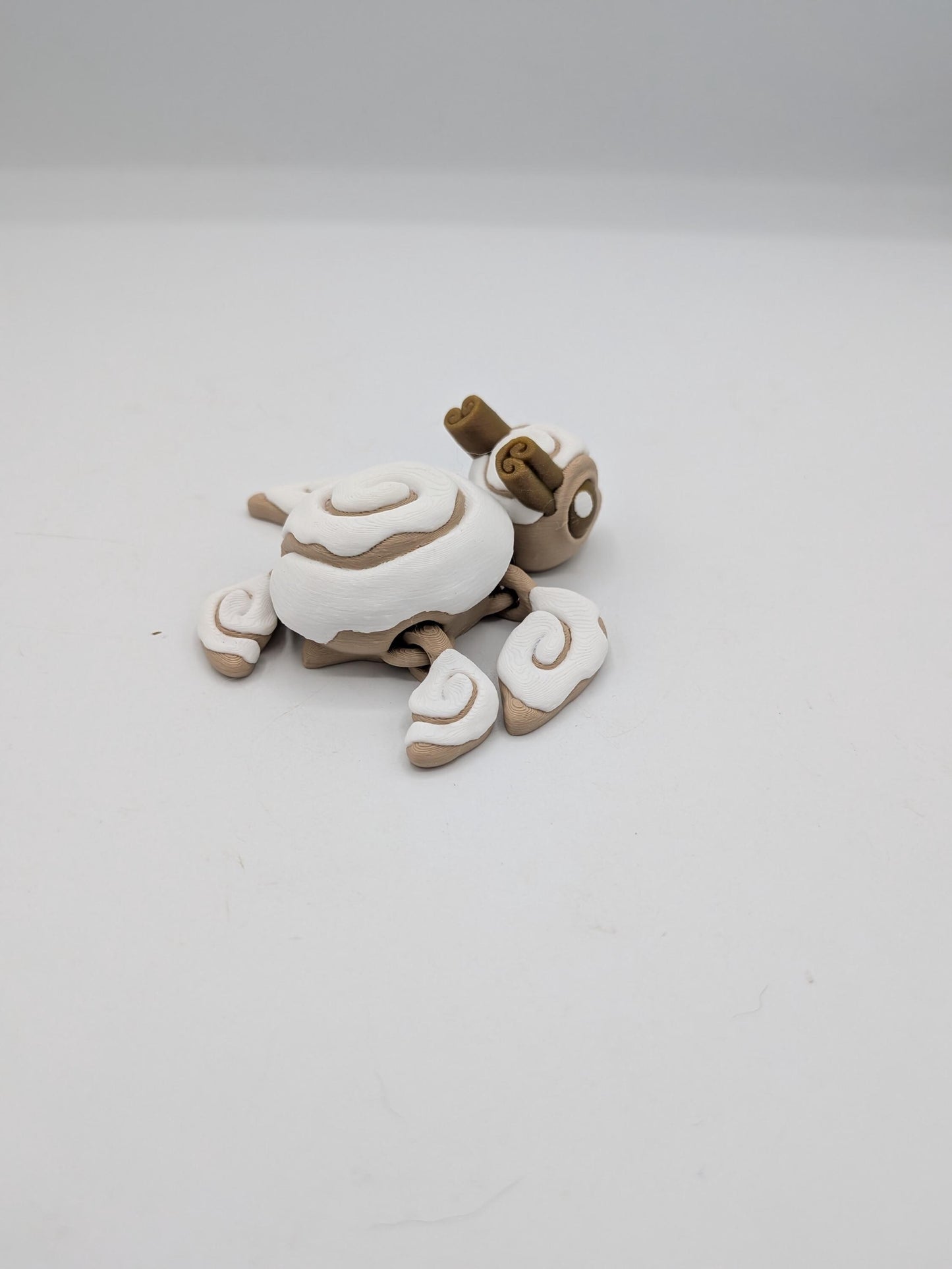 Cinnamon Bun Turtle flexi 3D print rear view of the icing swirl shell and poseable rear flippers