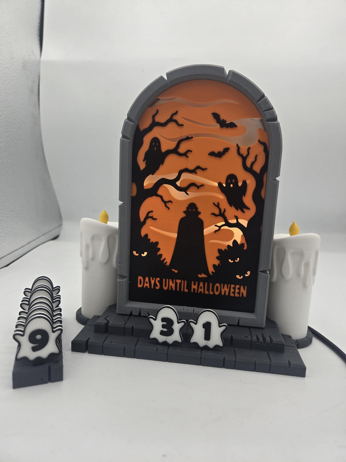 Vampire Halloween 31 Day Countdown 3D print — tombstone-shaped window scene with vampire silhouette, ghosts, and bats between two faux candles, ghost number tiles showing 31 days